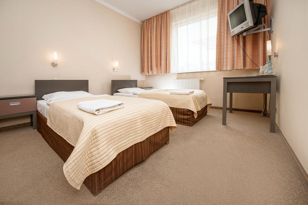 Hotel Jarota Jarocin Habitación foto